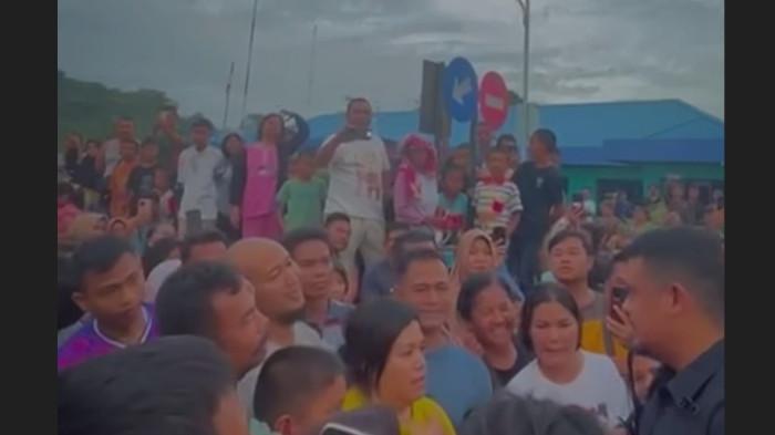 BENCANA TAPTENG - Gubernur Sumut Bobby Nasution  saat bertemu warga  yang terkena bencana alam di  Kecamatan Pinang Sori Kabupaten Tapteng, Sabtu (29/11/2025). Warga meminta agar listrik dan internet segera diaktifkan kembali