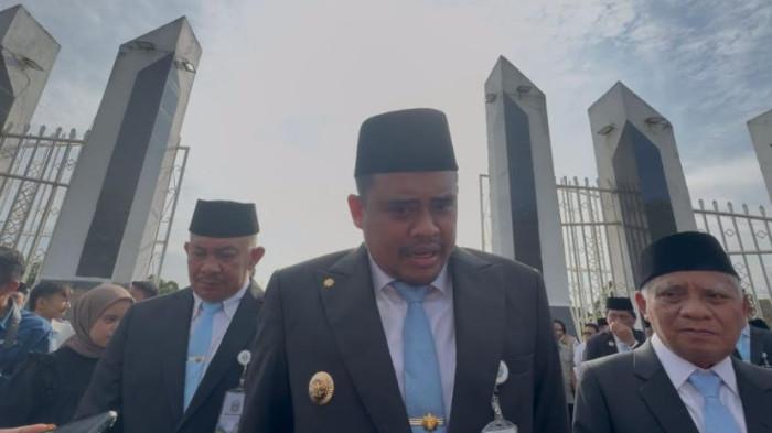 GUBSU MARAHI CAMAT - Gubernur Sumut Bobby Nasution saat diwawancarai usai berziarah ke Taman Makam Pahlawan dalam rangka HUT Pemprov Sumut ke-78, Rabu (15/4/2026). Bobby beberkan kronologi ia memarahi camat Tukka, Tapteng.