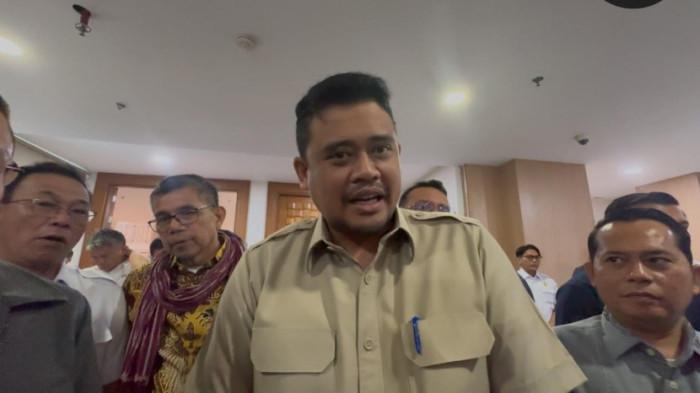 RUMAH HAKIM TERBAKAR - Gubernur Sumut Bobby Nasution saat diwawancarai di Kantor Gubernur Sumut, Rabu (12/11/2025). Ia merespon soal rumah hakim yang menyebut namanya di Pengadilan terkait korupsi proyek jalan di Sumut terbakar beberapa waktu lalu.