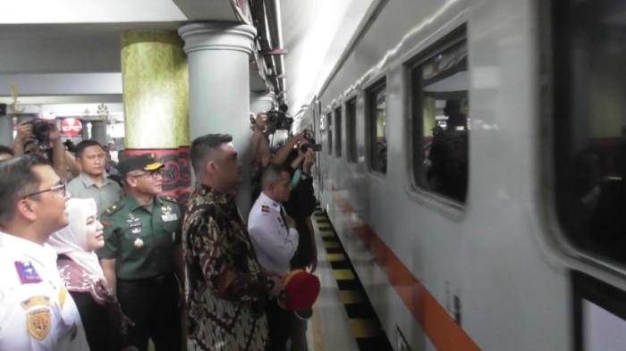 MUDIK GRATIS - Gubernur Sumut Bobby Nasution saat melepas pemudik yang menggunakan moda transportasi kereta api di Program mudik gratis Pemprov,  Kamis (27/3/2025).  Tahun ini Pemprov kembali gelar mudik gratis dengan jumlah kuota untuk 2000 pemudik.
