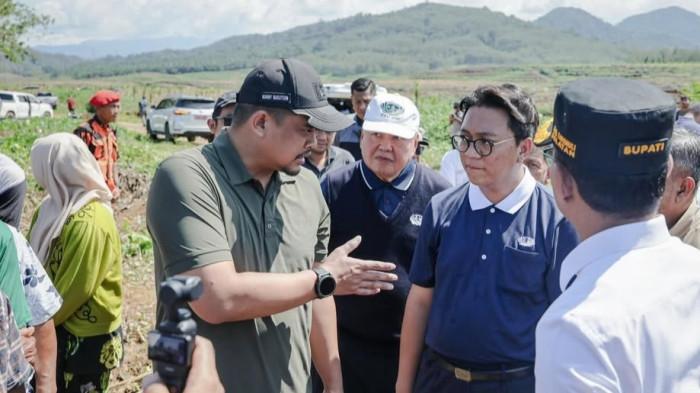 Gubernur Sumut Bobby Nasution saat meninjau lahan untuk dijadikan Hunian Tetap (Huntap) korban bencana di Tapsel beberpa waktu lalu. Saat ini sebanyak 30.875 rumah rusak akibat bencana banjir dan longsor di Sumut.