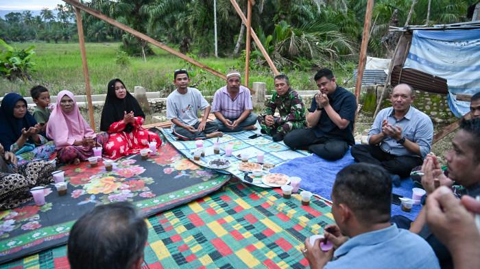 Gubernur Sumut saat buka puasa bersama warga di Kecamatan Sorkam, Kabupaten Tapteng, Kamis (19/2/2026). Dalam kunjungan itu, bobby memastikan penyintas banjir bakal dapat hunian baru.