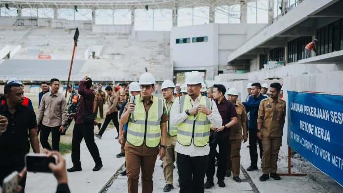 TINJAU STADION TELADAN - Gubsu Bobby Nasution dan  Walikota Medan Rico Waas saat meninjau kesiapan Stadion Teladan, beberapa waktu lalu. Stadion Teladan masih menyisakan sejumlah pekerjaan rumah (PR) yang harus segera dituntaskan jelang pelaksanaan Piala AFF U-19 2026 yang dijadwalkan berlangsung pada 1 hingga 14 Juni 2026.