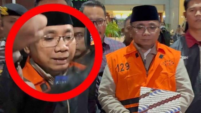 GUS YAQUT DITAHAN - Eks Menteri Agama, Yaqut Cholil Qoumas atau Gus Yaqut melemparkan senyum tipis saat mengenakan rompi tahanan berwarna orange di Gedung Merah Putih KPK, Jakarta, Kamis (12/3/2026).