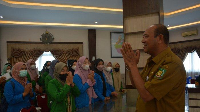 Plt Bupati Langkat Bagikan Beasiswa untuk Pelajar Berprestasi, Sangat Peduli Pendidikan !