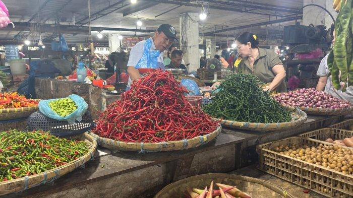 HARGA BAHAN POKOK- Suasana di Pasar Tradisional Petisah menjelang Idul Adha 1446 H, Kamis (5/6/2025). Harga bahan pokok terpantau mengalami penurunan cabai turun jadi Rp 28.000 per kilogram, bawang merah Rp 35.000 per kilogram.