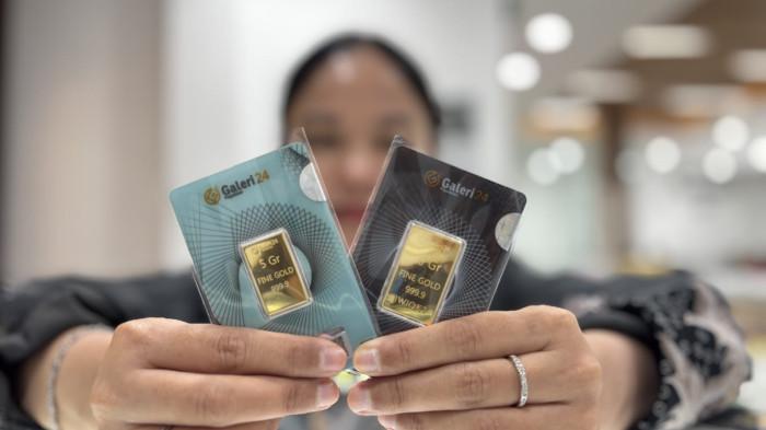 HARGA EMAS- Emas batangan Galeri24 berbagai ukuran ditampilkan di gerai penjualan. Berdasarkan pembaruan Senin (26/1/2026), harga emas Galeri24 ukuran 1 gram dijual Rp2.965.000 dengan harga buyback Rp2.781.000, sementara ukuran 10 gram dijual Rp28.915.000 dan buyback Rp27.815.000.
