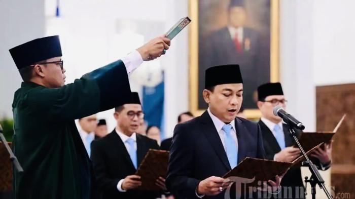 HERY SUSANTO DITANGKAP - Ketua merangkap Anggota Ombudsman, Hery Susanto (dua kanan) mengucapkan sumpah jabatan, Jumat (10/4/2026). Terbaru, Hery Susanto ditangkap oleh Kejagung RI dan langsung diborgol. Ia tercatat memiliki harta kekayaan mencapai Rp 4,1 miliar.