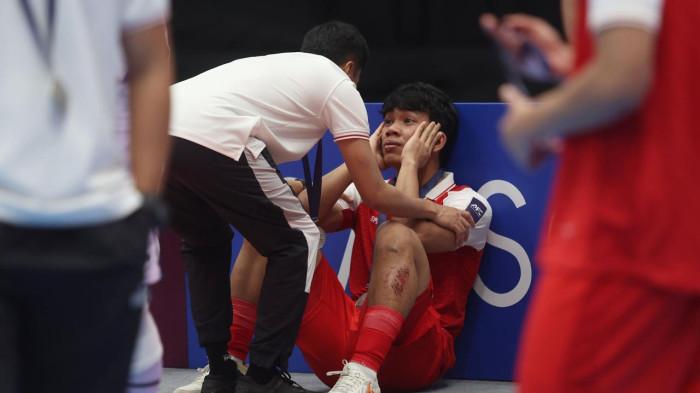 HIBUR - Seorang staf pelatih menghibur pemain Tim Nasional Futsal Indonesia, Israr Megantara, usai laga final Asian Cup Futsal 2026 versus Iran di Indonesia Arena, Jakarta, Sabtu (8/2/2026). Israr melesakkan tiga gol tapi gagal dalam eksekusi adu penalti, Indonesia menempati posisi kedua setelah kalah 9-10 (adu penalti 4-5).