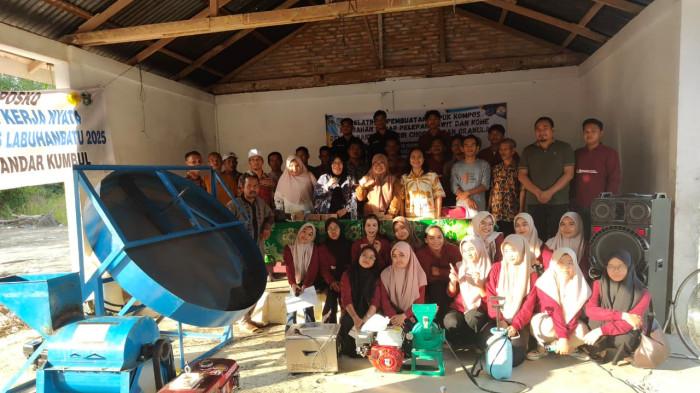 DPPM Kementerian Pendidikan Tinggi dan Sains Teknologi Hibahkan Mesin Produksi Pupuk Kompos ke Desa Bandar Kumbul Labuhanabatu .