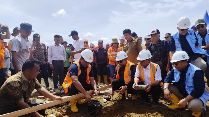 HUNTAP - Bupati Tapsel Gus Irawan melakukan peletakan batu pertama pembangunan hunian tetap (huntap) korban banjir di Dusun Taman Sari, Hapesong Baru, Batangtoru, Minggu (21/12/2025). Sebanyak 227 rumah akan dibangun di atas tanah seluas lima hektare milik PTPN IV.