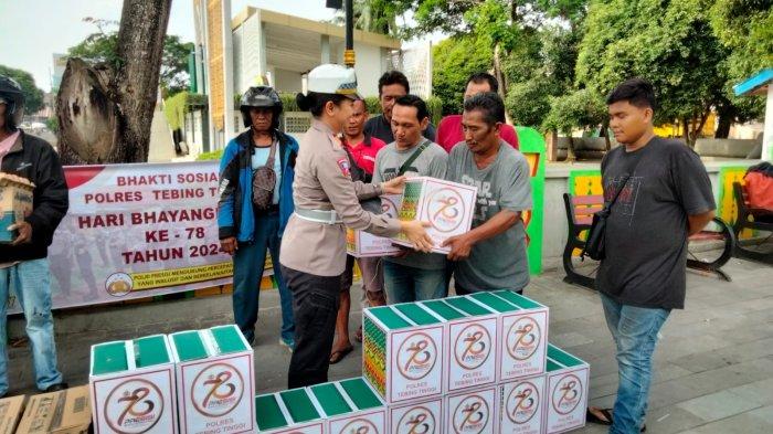 Kasatlantas Polres Tebingtinggi Beri Sembako kepada Sopir Angkot, Tukang Becak dan Pengendara Ojol