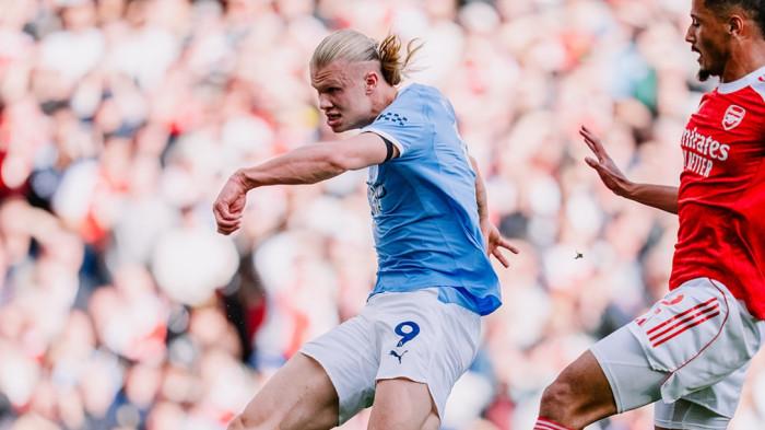 IMBANG - Penyerang Manchester City, Erling Haaland saat menendang bola ke gawang Arsenal di pekan ke-5 Liga Inggris 2025-2026. Dalam laga itu Manchester City imbang atas Arsenal dengan skor 1-1 yang berlangsugn di Emirates Stadium, Sabtu (21/9/2025).