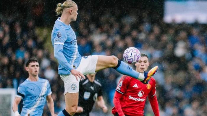 MENANG TELAK - Aksi penyerang Manchester City, Erling Haaland saat memegang bola ketika dihadang pemain Manchester United. Dalam laga itu, Manchester City menang telak 3-0 atas Manchester United pada pekan ke-4 Liga Inggris 2025-2026.