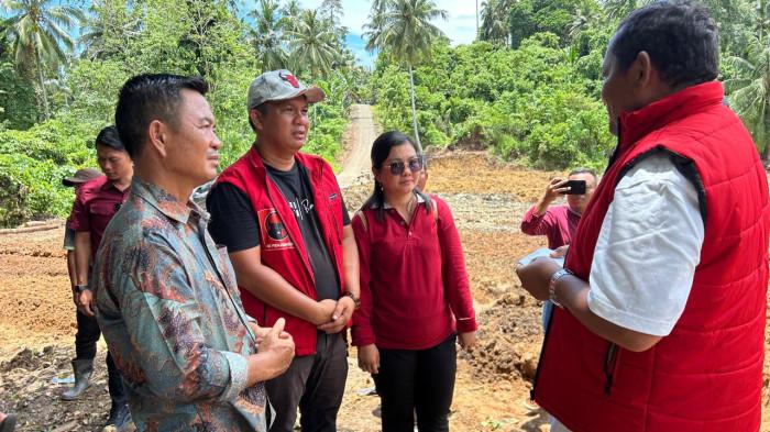 Hadir pula Camat Susua Ama Halomoan Bate’e dan Ketua DPRD Nias Selatan Elisati Halawa.