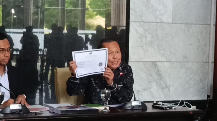 TUNJUKKAN IJAZAH - Hakim Konstitusi Arsul Sani menunjukkan ijazah asli hingga foto wisuda dalam konferensi pers di Gedung Mahkamah Konstitusi, Senin (17/11/2025)