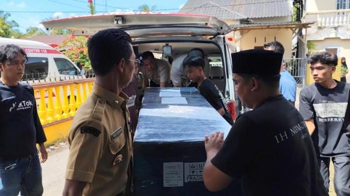 KAMBOJA - Hampir dua bulan, jenazah Rasdy Fauzi (39) Warga Negara Indonesia (WNI) yang wafat di Kamboja, tiba dirumah duka yang beralamat di Jalan Nanas I, Kelurahan Sukaramai, Kecamatan Binjai Barat, Kota BinjaI, Sumatera Utara, Selasa (30/6/2026).