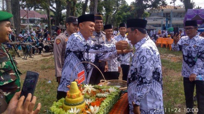 Dalam rangka memperingati Hari Guru Nasional (HGN) dan Hari Ulang Tahun Persatuan Guru Republik Indonesia (PGRI) ke – 79 tahun 2024, Persatuan Guru Republik Indonesia (PGRI) Kecamatan Natal selaku pantia melaksanakan Upacara Bendera di Lapangan Merdeka Natal, (Senin, 25 November 2024).