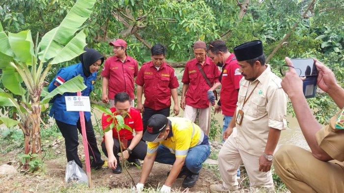 Peringati Hari Keanekaragaman Hayati Internasional, CCEP Indonesia bersama LPM dan Karang Taruna lakukan penanaman 200 pohon di Bantaran Sungai Deli.