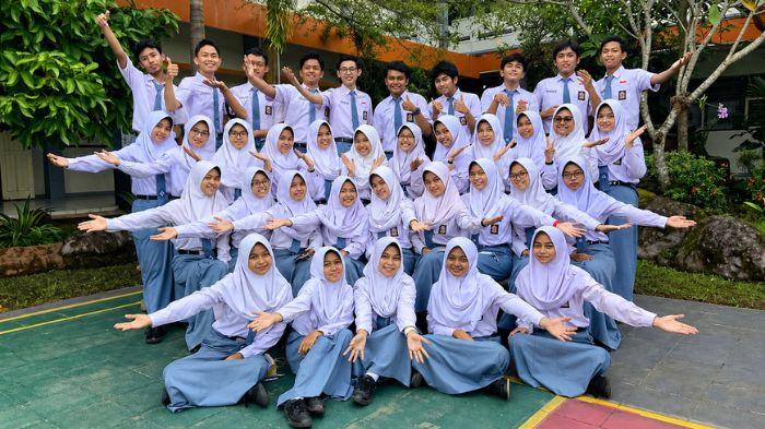 HARDIKNAS- Ilustrasi sejumlah siswa tampak gembira saat foto bersama. Momen Hardiknas 2026 diperingati pada 2 Mei 2026.