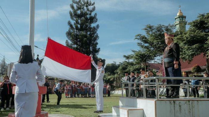 Bupati Dairi Eddy Keleng Ate Berutu menjadi pembina upacara pada Hari Pendidikan Nasional tingkat Kabupaten Dairi,  di Kantor Bupati, Sidikalang, Selasa (2/5/2023).