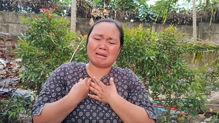 IBU KORBAN MENANGIS - Helmi Saragih (31) seorang ibu rumah tangga tak kuasa membendung air mata saat diwawancarai mengingat kepergian anaknya, Jesicca Sipayung, Senin (16/3/2026). Ia melapor ke Polda Sumut usai anaknya meninggal dunia diduga akibat malapraktik dokter di RS Santa Elisabeth Medan.
