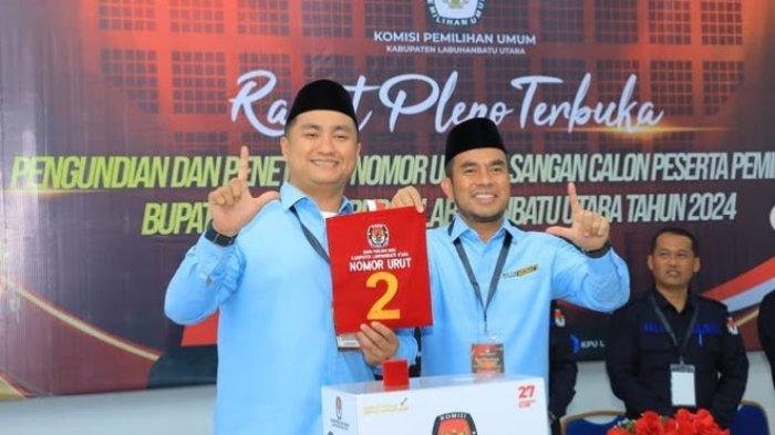PILKADA LABURA - Calon Bupati dan Wakil Bupati Labuhan Batu Utara, Hendri Yanto Sitorus dan Samsul Tanjung saat mengambil nomor urut di Kantor Komisi Pemilihan Umum (KPU) Kabupaten Labuhanbatu Utara pada Senin (23/09/2024).