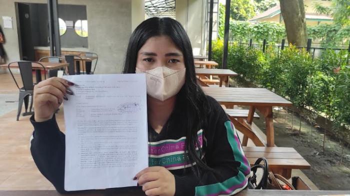 TIDAK DINAFKAHI: Hotma Ulinta Panjaitan (32) seorang ibu Bhayangkari dari Polres Pakpak Bharat saat diwawancarai, Rabu (6/8/2025). Ia mengadu ke Kapolda Sumut Irjen Whisnu Hermawan Februanto karena tidak dinafkahi suami selama 3 tahun pernikahan dan diduga sempat diancam akan ditembak jika mengadu.