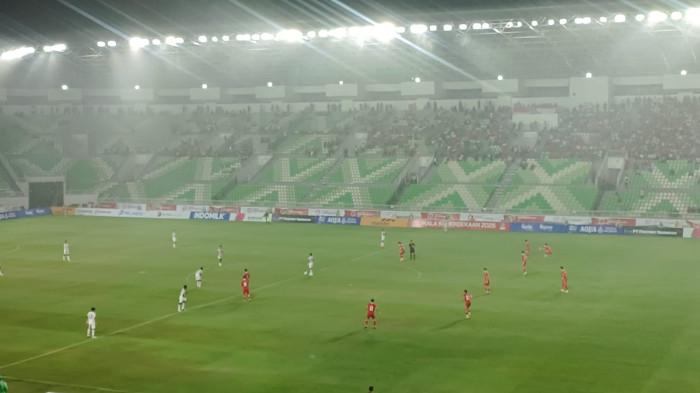 Hujan Deras Mengguyur Laga Timnas U-17 Indonesia vs Tajikistan di Stadion Utama Sumut