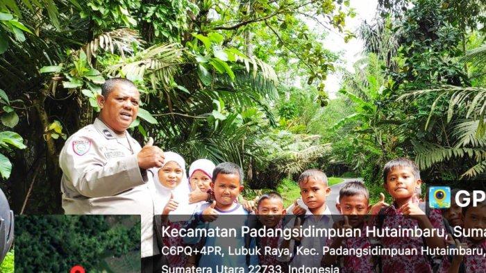 Polisi Sahabat Anak, Bhabinkamtibmas Polsek Hutaimbaru Sambangi Anak Anak SD