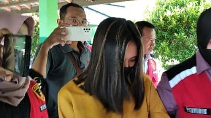 Koleksi Puluhan Film Dewasa, Ibu Muda Ini Suruh 17 Korbannya Nonton sebelum Berhubungan Badan