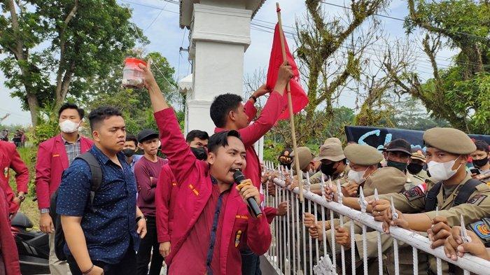 DEMONSTRAN Sentil Bupati Asahan dengan Kumpulkan Uang Recehan: untuk Bantu Bapak Bangun Istana