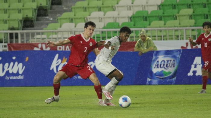 INDONESIA VS TAJIKISTAN- Pesepak bola Timnas Indonesia U-17 saling berebut bola dengan pesepak bola Timnas Tajikistan U-17 pada pertandingan Piala Kemerdekaan di Stadion Utama Sumatra Utara, Deliserdang, Selasa (12/8/2025). Timnas Indonesia U-17 dan Timnas Tajikistan U-17 bermain imbang di babak pertama dengan skor 1-1.