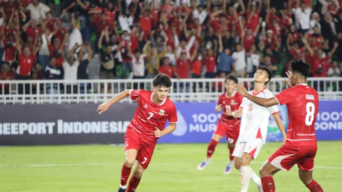 INDONESIA VS VIETNAM- Pesepakbola timnas Indonesia berusaha melewati kawalan pesepakbola timnas Vietnam pada lanjutan pertandingan grup A Piala AFF U-19, di Stadion Utama Sumatra Utara, Deliserdang, Minggu (7/6/2026). Dibabak pertama timnas Indonesia unggul sementara atas timnas Vietnam dengan skor 1-0. TRIBUN MEDAN/DANIL SIREGAR