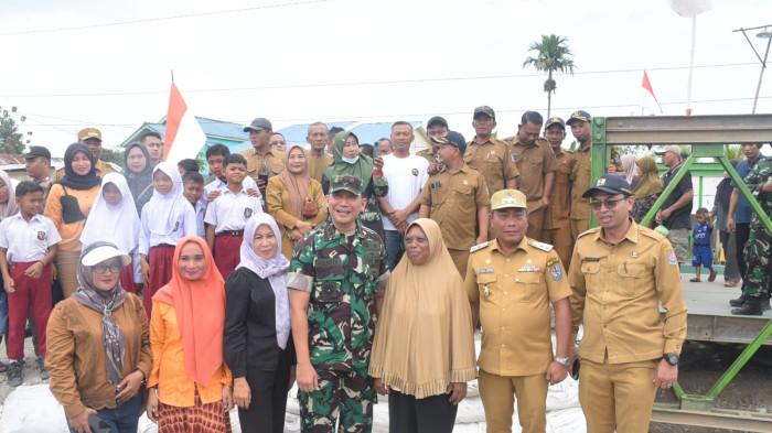 Wabup Deli Serdang, Lom Lom Suwondo SS mendampingi Pangdam I/BB, Mayjen TNI Hendy Antariksa meninjau Jembatan Darurat (Bailey) di Dusun 20 Blok 2, Desa Paya Bakung, Kecamatan Hamparan Perak, Kabupaten Deli Serdang, Senin (22/12/2025). Jembatan darurat tersebut dibangun sebagai pengganti sementara jembatan lama yang putus akibat banjir besar, pada 27 November 2025 lalu.