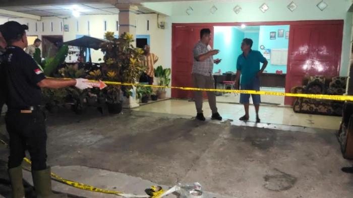 TEWAS DITIKAM - IRT DITIKAM PRIA - Personel Polres Tebingtinggi dan Polsek Rambutan, melakukan olah TKP di lokasi penikaman seorang IRT di, Perumahan BTN Purnawirawan, Kelurahan Bulian, Kecamatan Bajenis, Selasa (14/4/2026) kemarin malam. Diduga, pelaku nekat menghabisi nyawa korban karena tersinggung dengan unggahan di Medsos korban.