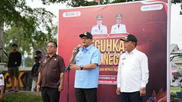 Bupati Deli Serdang, dr H Asri Ludin Tambunan dan Wakil Bupati, Lom Lom Suwondo SS, melepas peserta Kirab Bela Negara ke-77 Kabupaten Deli Serdang Tahun 2025 di Lapangan Segitiga, Lubuk Pakam, Kamis (18/12/2025). Diharapkan nilai-nilai bela negara semakin tertanam kuat dalam kehidupan bermasyarakat, berbangsa, dan bernegara, serta menjadi landasan bersama dalam mewujudkan Indonesia yang maju dan berdaulat.