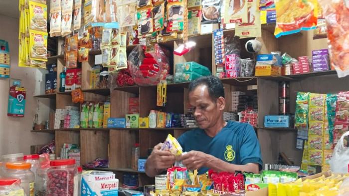 MINTA SETORAN KEAMANAN - Ibrahim, pemilik warung yang hendak dibakar oknum preman saat ditemui di warungnya, Selasa (14/4/2026). Dijelaskan pria 54 tahun ini, cekcok yang terjadi pada Minggu (12/4/2026) kemarin terjadi karena ia menolak dimintai uang 250 ribu rupiah.