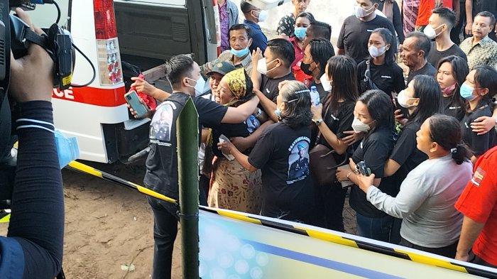 Ibu Brigadir J Teriak Histeris Sebut Nama Ferdy Sambo dan Istrinya, Situasi Jelang Bongkar Makam