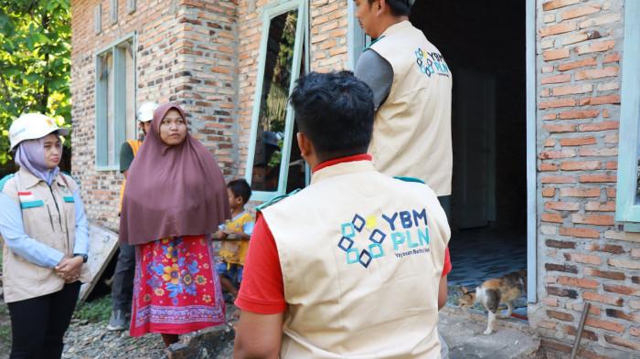 Ibu Juli (dua dari kiri),