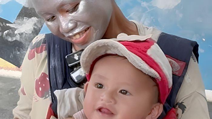 Ibu di Balik Cat Silver : Menggendong Harapan di Tengah Derita
