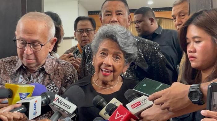 IBU NADIEM MAKARIM - Ibunda Nadiem Makarim, Atieka Algadrie, saat menghadiri sidang praperadilan yang digelar di Pengadilan Negeri (PN) Jakarta Selatan, Jumat (3/10/2025). Atika Algadrie tak menyangka Nadiem Makarim harus bersinggungan dengan kasus korupsi.