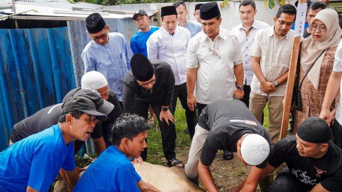Idul Adha. Wali Kota Medan Rico Tri Putra Bayu Waas ikut proses penyembelihan sapi kurban Presiden Prabowo di Masjid Al Osmani.
