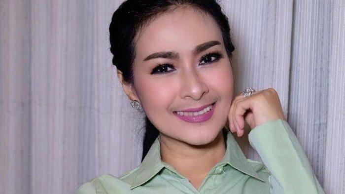 Posting Dukungan Demo Pakai Baju Tampak Pundak, Iis Dahlia Dihujat Netizen, Beri Balasan Menohok