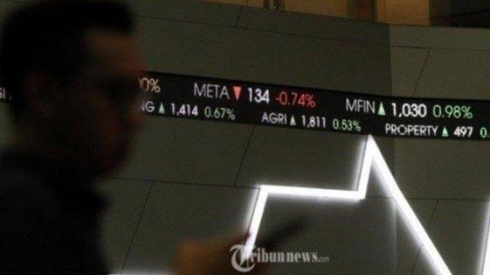 BURSA EFEK: Foto ilustrasi. Karyawan beraktivitas di dekat tayangan pergerakan Indeks Harga Saham Gabungan (IHSG) di Bursa Efek Indonesia. (TRIBUNNEWS)