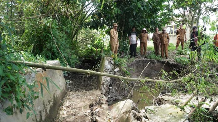 Irigasi Jebol, Wabup Toba Perintahkan Bidang Peralatan PUTR