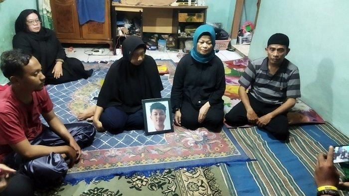 ISAK Tangis Sang Ayah Soal Anaknya Tewas Ditebas Pedang saat Jalan Pulang dari Sekolah: Tega Kalian