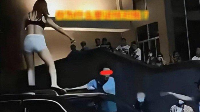 Pergoki Suami Selingkuh di Dalam Mobil, Istri Murka, Lepas Pakaian Naik ke Atas Kendaraan