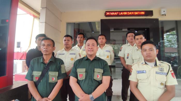 JAKSA ANCAM SATPAM - Perwakilan perusahaan Satpam yang diancam oknum Jaksa menggunakan pistol, mendatangi Polda Sumut, Senin (6/4/2026). Kedatangan mereka ke sana, meminta kepada Polda Sumut agar memberikan atensi kasus yang dialami oleh satpamnya.