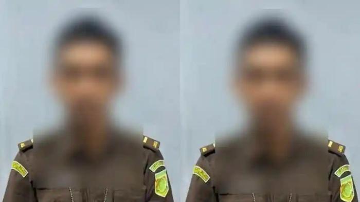 JAKSA GADUNGAN - Seorang pria berinisial IK (28) di Kendari ditangkap setelah diduga menyamar sebagai jaksa. Pelaku melakukan penipuan dan penggelapan dengan menyasar para pencari kerja. Pelaku tampil meyakinkan menggunakan seragam kejaksaan, ID Card palsu, serta mobil mewah sewaan, Selasa (12/5/2026).